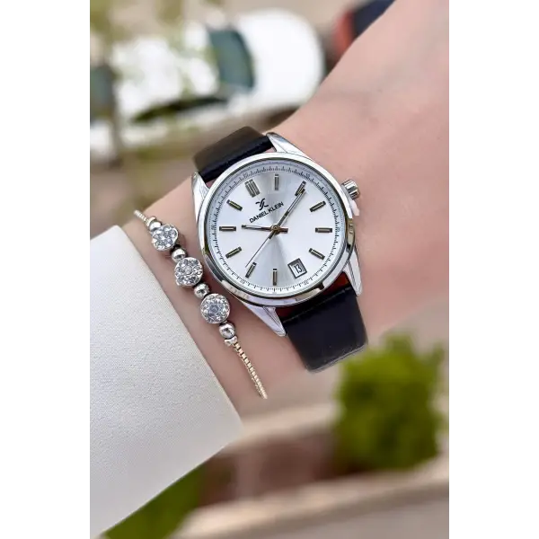 Kasası Gümüş Kordonu Siyah Renk 32 Mm Takvimli Kadın Kol Saati Ve Bileklik
