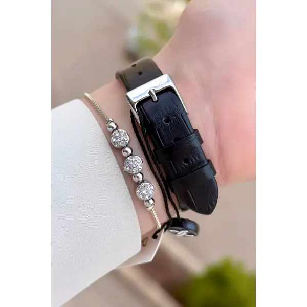 Kasası Gümüş Kordonu Siyah Renk 32 Mm Takvimli Kadın Kol Saati Ve Bileklik