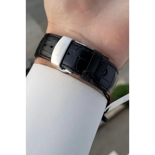 Kasası Gümüş Kordobu Siyah Renk İç Göstergeleri Aktif Erkek Kol Saati