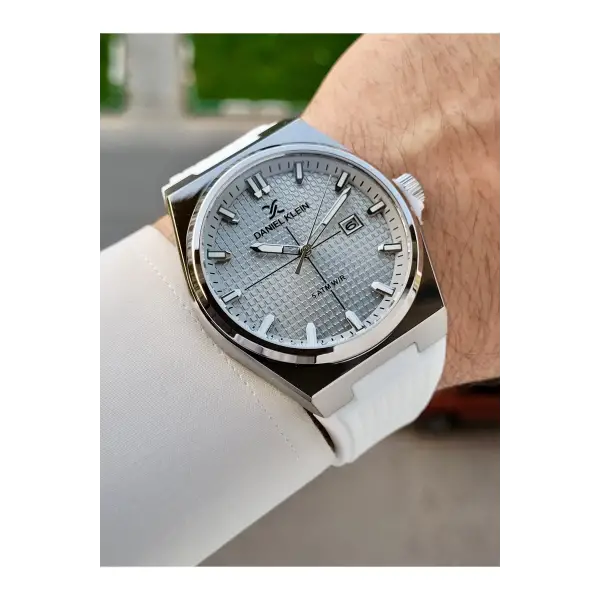 Kasası Gümüş Kordonu Beyaz Renk İç Göstergeleri Aktif Erkek Kol Saati