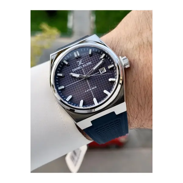 Kasası Gümüş Kordonu Lacivert Renk İç Göstergeleri Aktif Erkek Kol Saati