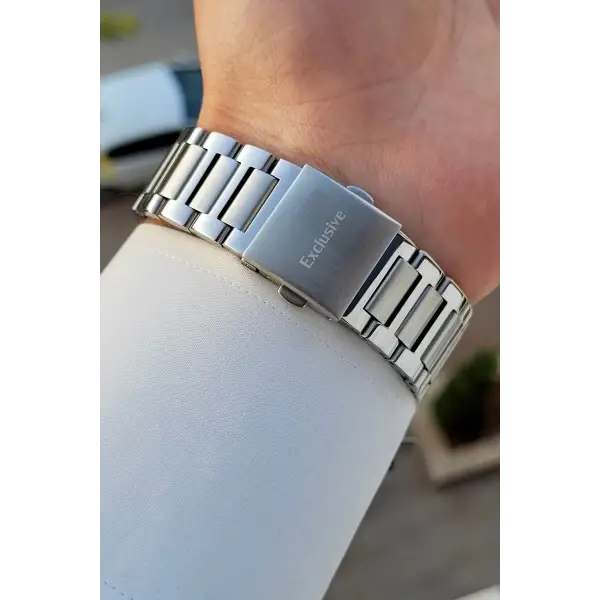 Kadranı Siyah Kordonu Gümüş Renk İç Göstergeleri Aktif Erkek Kol Saati