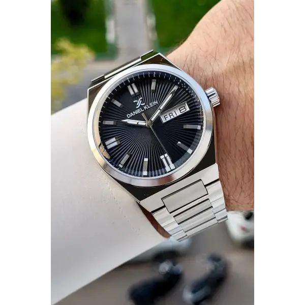 Kadranı Siyah Kordonu Gümüş Renk İç Göstergeleri Aktif Erkek Kol Saati