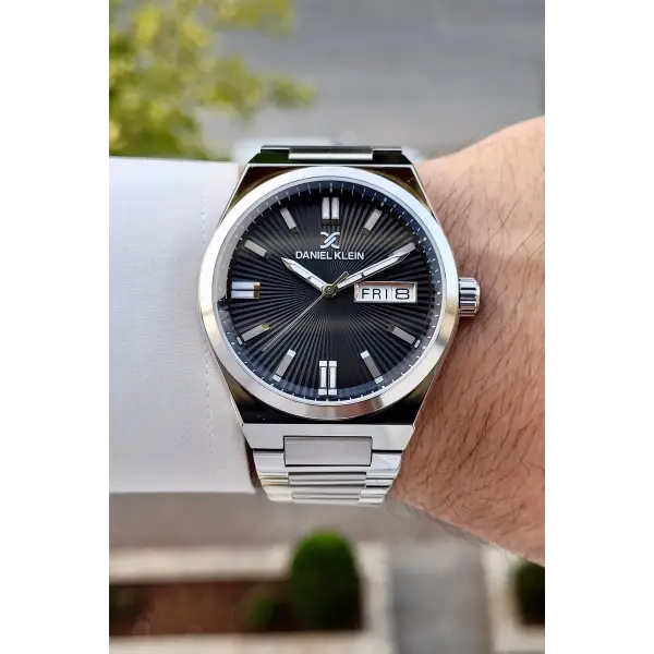 Kadranı Siyah Kordonu Gümüş Renk İç Göstergeleri Aktif Erkek Kol Saati