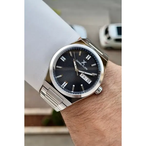 Kadranı Siyah Kordonu Gümüş Renk İç Göstergeleri Aktif Erkek Kol Saati