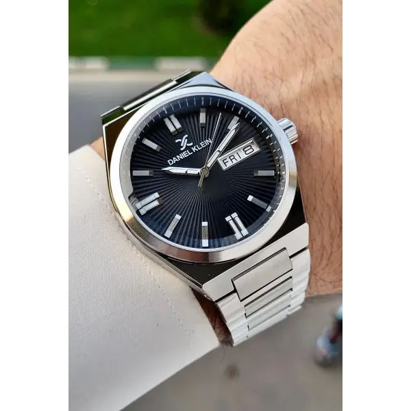 Kadranı Siyah Kordonu Gümüş Renk İç Göstergeleri Aktif Erkek Kol Saati