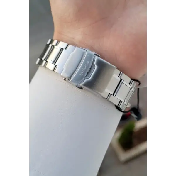 Kadranı Siyah Kordonu Gümüş Renk İç Göstergeleri Aktif Erkek Kol Saati