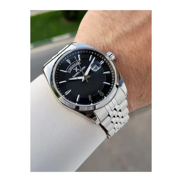 Kadranı Siyah Kordonu Gümüş Renk İç Göstergeleri Aktif Erkek Kol Saati