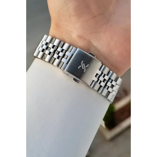 Kadranı Siyah Kordonu Gümüş Renk İç Göstergeleri Aktif Erkek Kol Saati