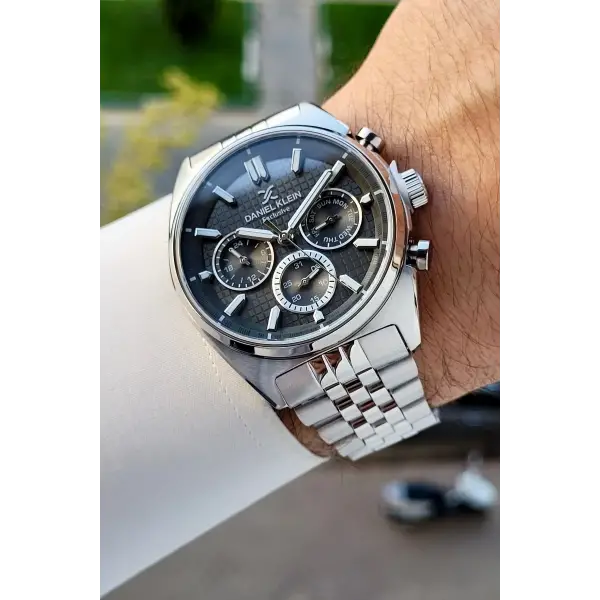 Kadranı Siyah Kordonu Gümüş Renk İç Göstergeleri Aktif Erkek Kol Saati