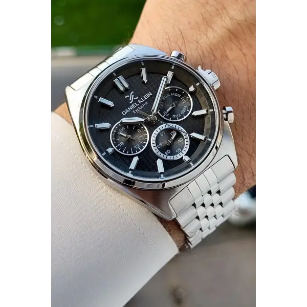 Kadranı Siyah Kordonu Gümüş Renk İç Göstergeleri Aktif Erkek Kol Saati