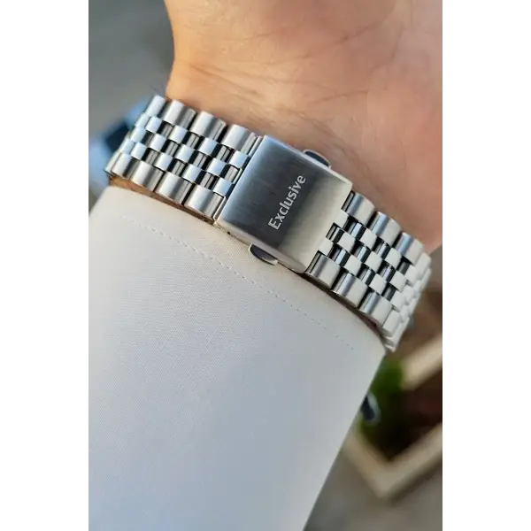 Kadranı Siyah Kordonu Gümüş Renk İç Göstergeleri Aktif Erkek Kol Saati