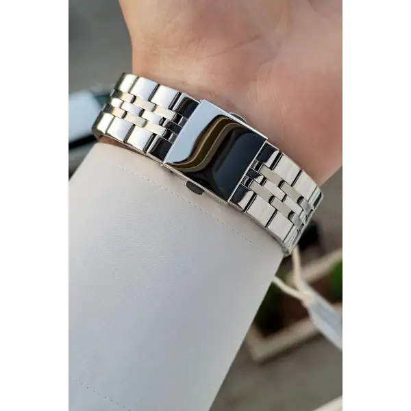 Kadranı Siyah Kordonu Gümüş Renk İç Göstergeleri Aktif Erkek Kol Saati