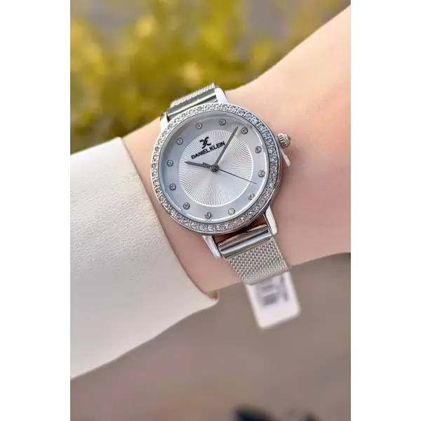 Yeni Model Gümüş Renk Kadın Kol Saati ve Siyah Renk Deri Kordon