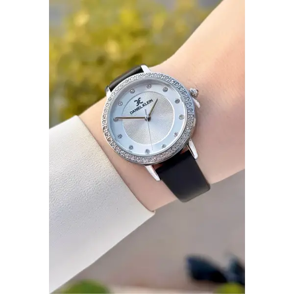 Yeni Model Gümüş Renk Kadın Kol Saati ve Siyah Renk Deri Kordon