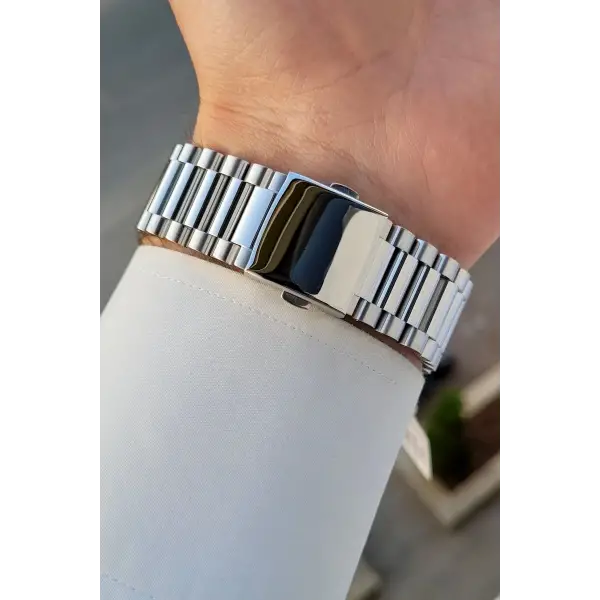 Kadranı Siyah Kordonu Gümüş Renk İç Göstergeleri Aktif Erkek Kol Saati