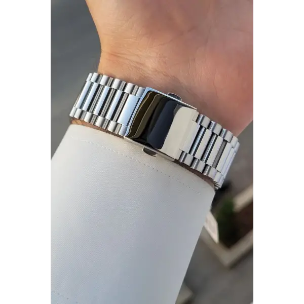 Kadranı Lacivert Kordonu Gümüş Renk İç Göstergeleri Aktif Erkek Kol Saati