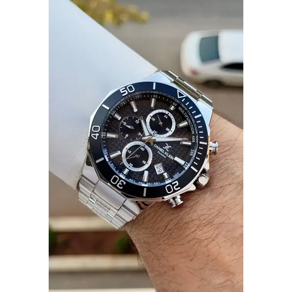 Kadranı Siyah Kordonu Gümüş Renk İç Göstergeleri Aktif Erkek Kol Saati