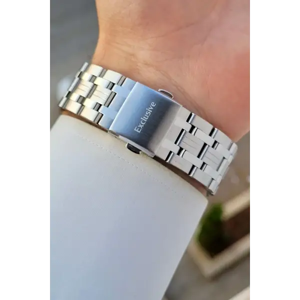 Kadranı Lacivert Kordonu Gümüş Renk İç Göstergeleri Aktif Erkek Kol Saati