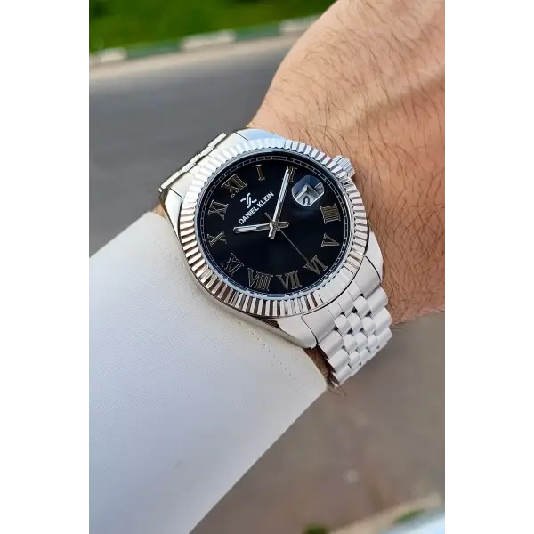 Kadranı Siyah Kordonu Gümüş Renk İç Göstergeleri Aktif Erkek Kol Saati