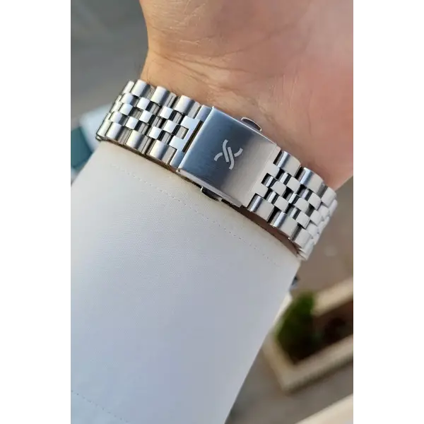 Kadranı Siyah Kordonu Gümüş Renk İç Göstergeleri Aktif Erkek Kol Saati