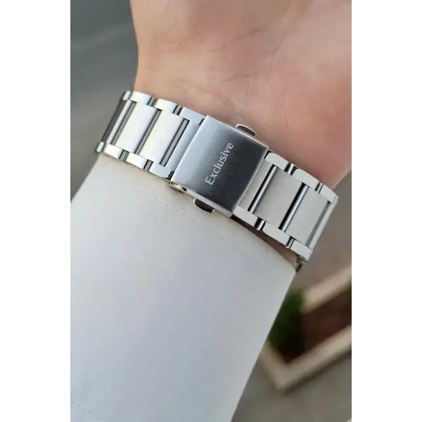 Kadranı Siyah Kordonu Gümüş Renk İç Göstergeleri Aktif Erkek Kol Saati