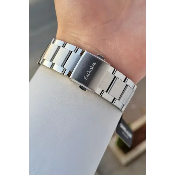 Kadranı Siyah Kordonu Gümüş Renk İç Göstergeleri Aktif Erkek Kol Saati