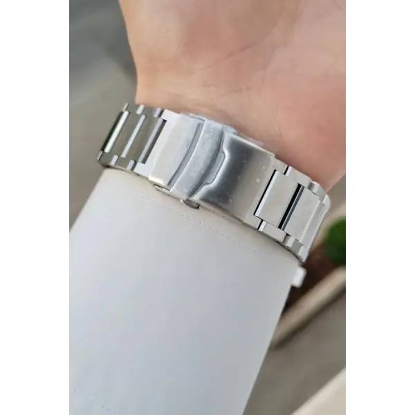 Kadranı Siyah Kordonu Gümüş Renk İç Göstergeleri Aktif Erkek Kol Saati