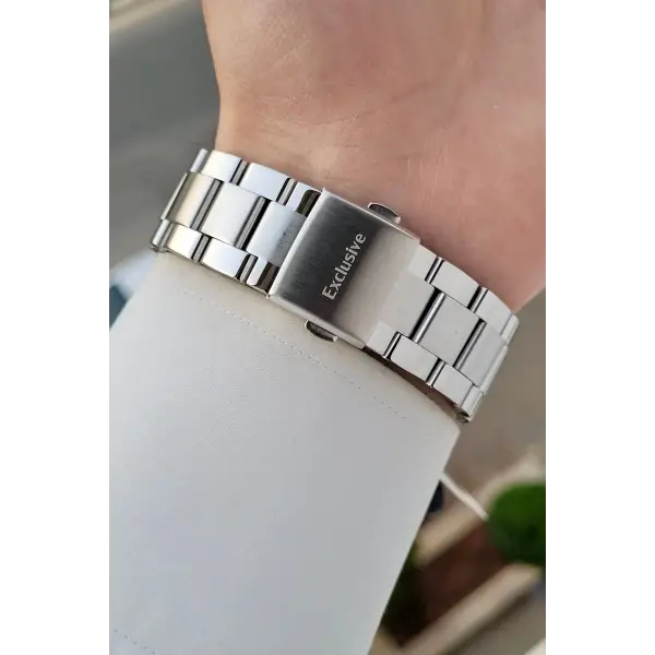 Kadranı Siyah Kordonu Gümüş Renk İç Göstergeleri Aktif Erkek Kol Saati