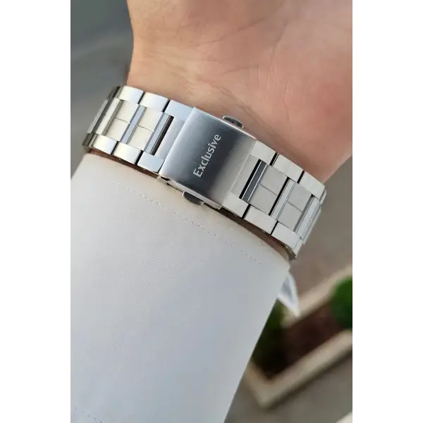 Kadranı Lacivert Kordonu Gümüş Renk İç Göstergeleri Aktif Erkek Kol Saati