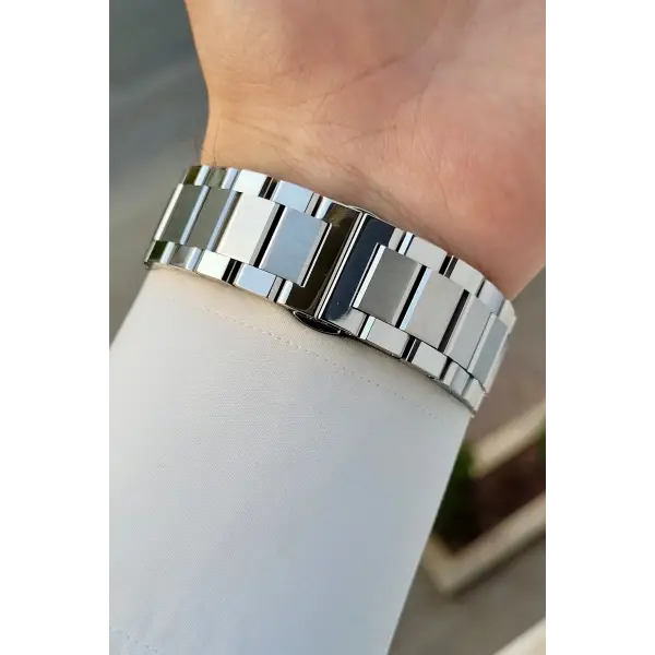 Kadranı Siyah Kordonu Gümüş Renk İç Göstergeleri Aktif Erkek Kol Saati