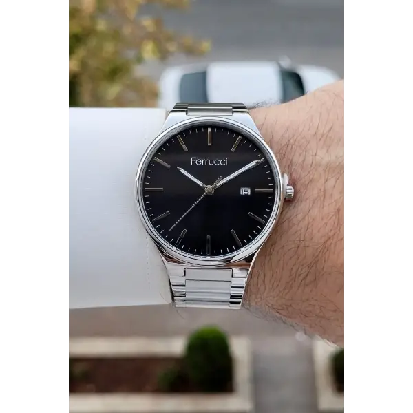 Kadranı Siyah Kordonu Gümüş Renk Takvimli 43 Mm Erkek Kol Saati