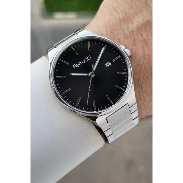 Kadranı Siyah Kordonu Gümüş Renk Takvimli 43 Mm Erkek Kol Saati