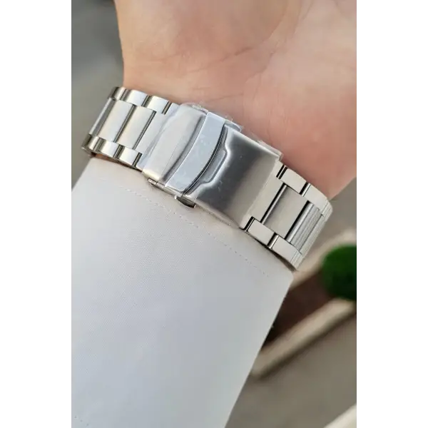 Kadranı Lacivert Kordonu Gümüş Renk 43 Mm İç Göstergeleri Aktif Erkek Kol Saati