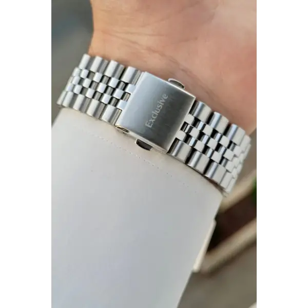 Kadranı Siyah Kordonu Gümüş Renk İç Göstergeleri Aktif Erkek Kol Saati