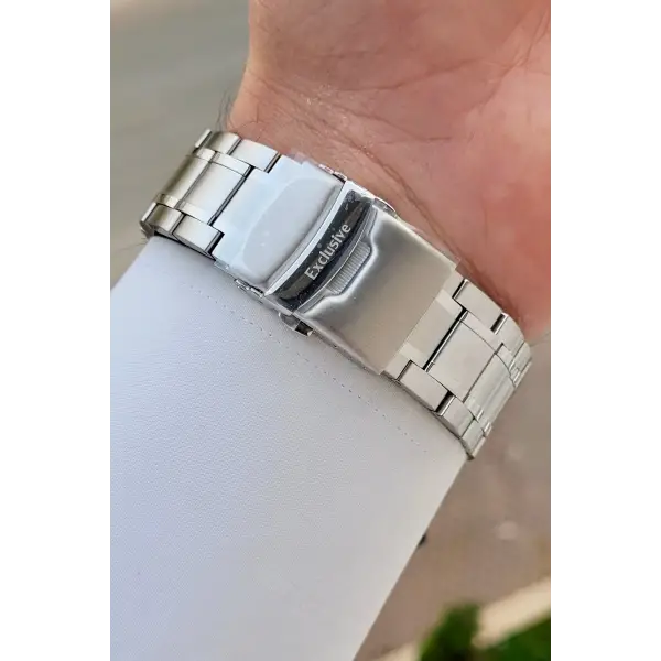 Kadranı Siyah Kordonu Gümüş Renk 44 Mm Göstergeleri Aktif Erkek Kol Saati