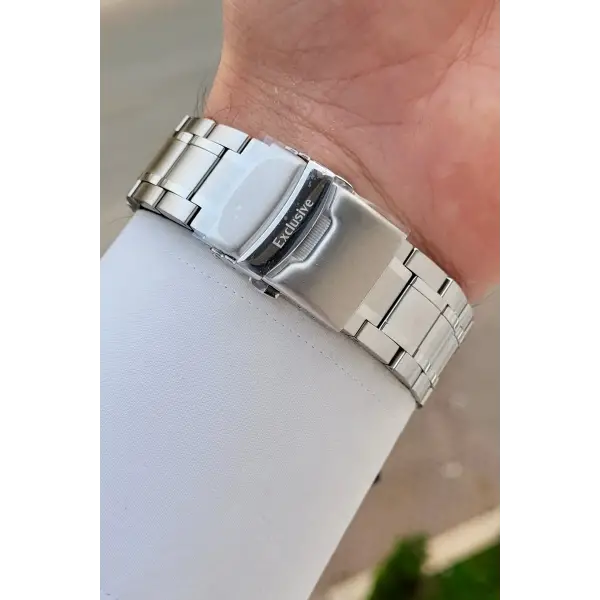 Kadranı Lacivert Kordonu Gümüş Renk 44 Mm Göstergeleri Aktif Erkek Kol Saati