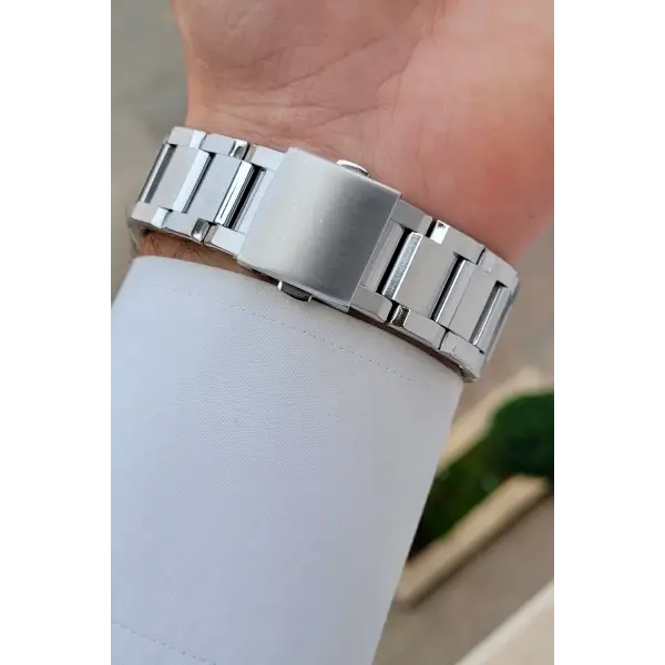 Kadranı Lacivert Kordonu Gümüş Renk 43 mm İç Göstergeleri Aktif Erkek Kol Saati