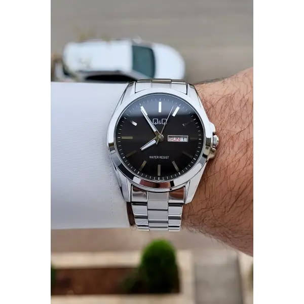 Kadranı Siyah Kordonu Gümüş Renk 40,5 mm İç Göstergeleri Aktif Erkek Kol Saati