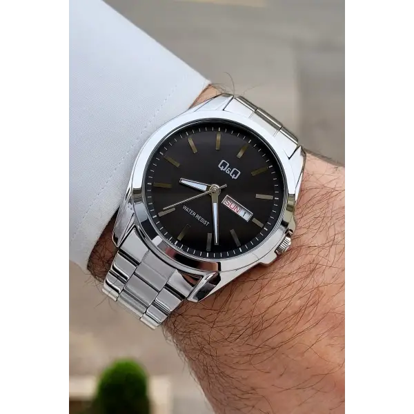 Kadranı Siyah Kordonu Gümüş Renk 40,5 mm İç Göstergeleri Aktif Erkek Kol Saati