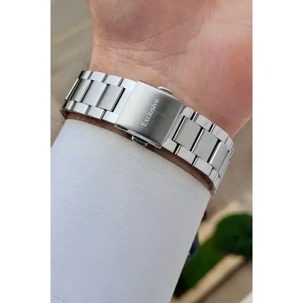 Kadranı Siyah Kordonu Gümüş Renk 39 mm İç Göstergeleri Aktif Erkek Kol Saati