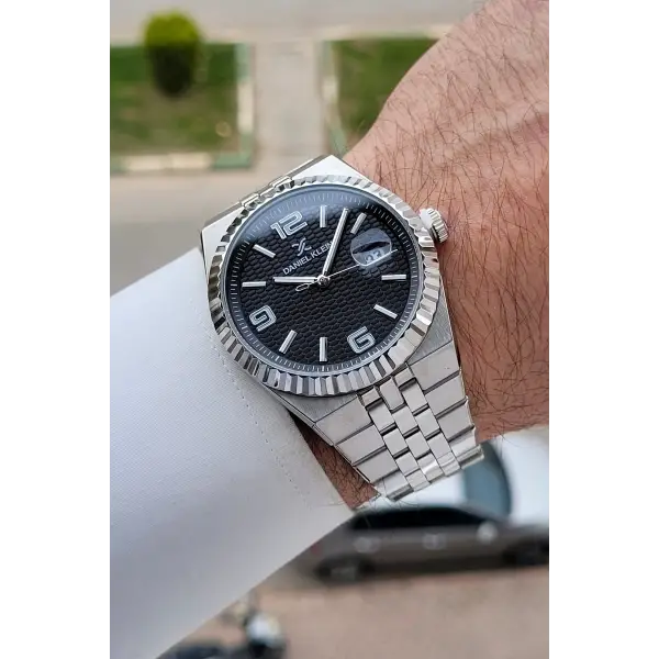 Kadranı Siyah Kordonu Gümüş Renk 41 mm Takvimli Erkek Kol Saati