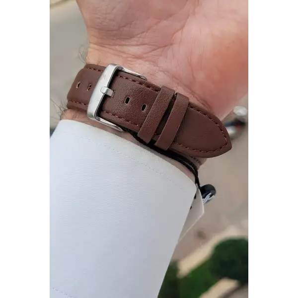 Kasası Gümüş Kordonu Kahverengi Renk 42 mm Takvimli Erkek Kol Saati