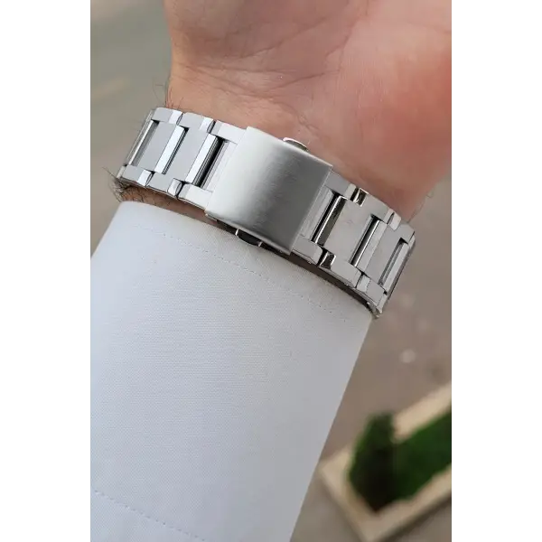 Kadranı Siyah Kordonu Gümüş Renk 43 mm İç Göstergeleri Aktif Erkek Kol Saati