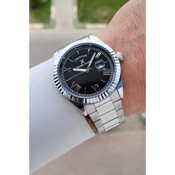 Kadranı Siyah Kordonu Gümüş Renk 42,5 Mm 5 ATM Erkek Kol Saati