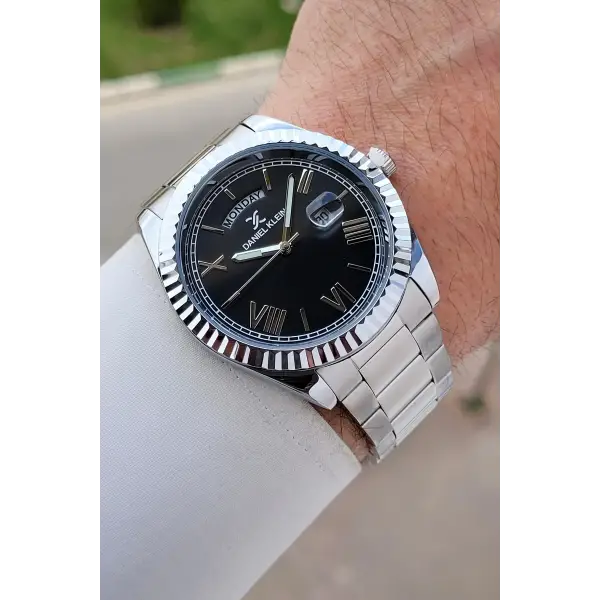 Kadranı Siyah Kordonu Gümüş Renk 42,5 Mm 5 ATM Erkek Kol Saati