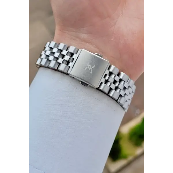 Kadranı Lacivert Kordonu Gümüş Renk Takvimli 42 Mm Erkek Kol Saati