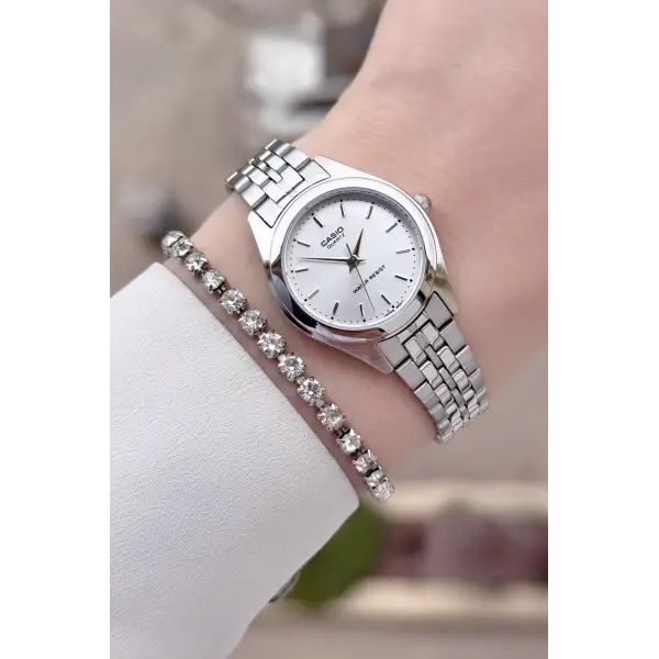 Casio CSISTE207 Casio Kadranı ve Kordonu Gümüş Renk Kadın Kol Saati