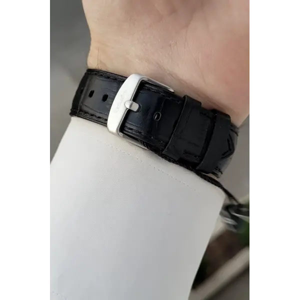 Kasası Gümüş Kordonu Siyah Renk 43 Mm İç Göstergeleri Aktif Erkek Kol Saati