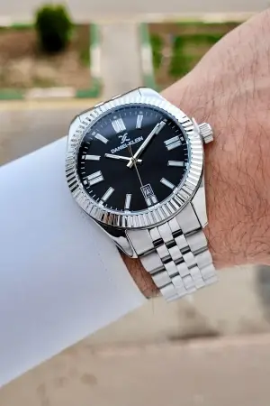 Kadranı Siyah Kordonu Gümüş Renk Takvimli Erkek Kol Saati